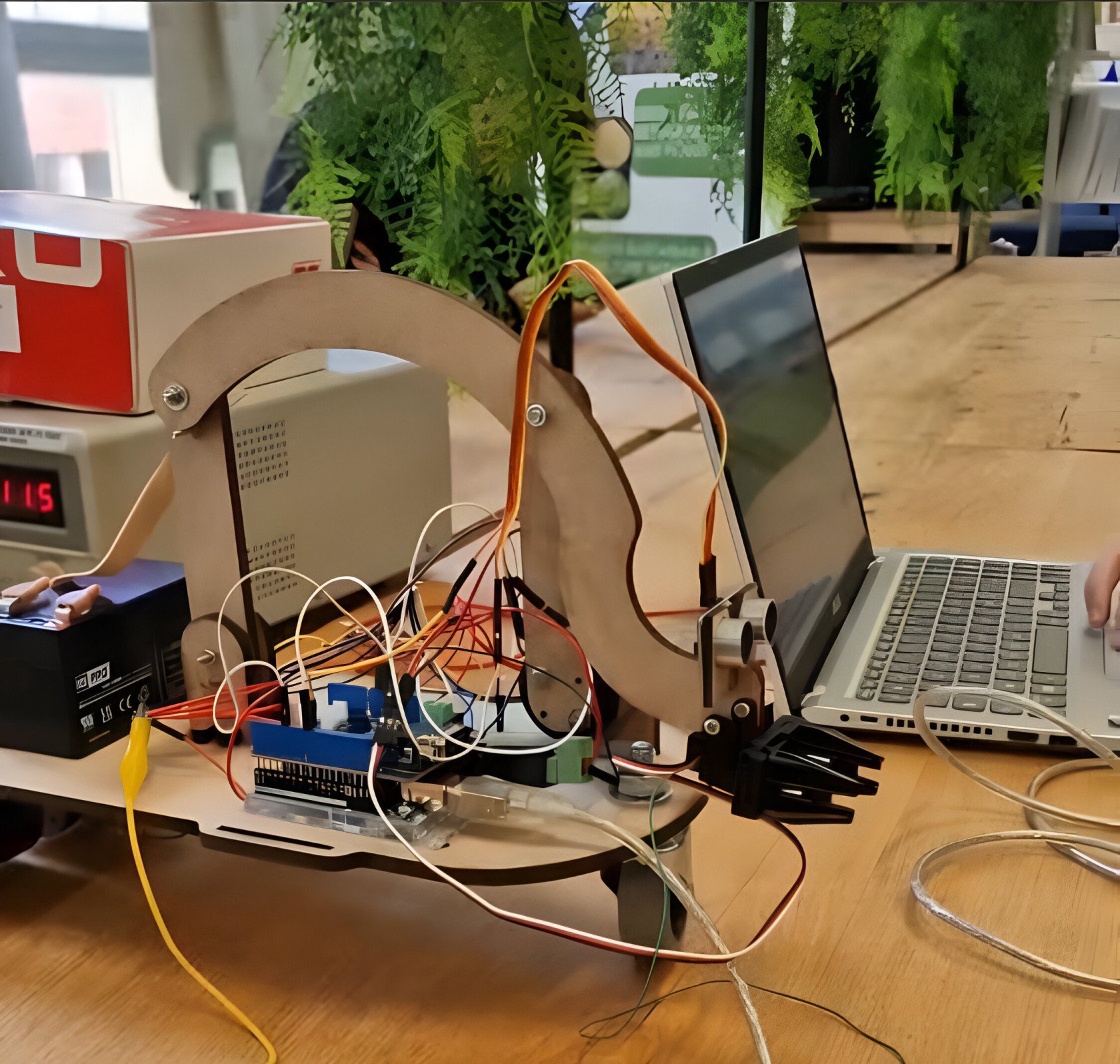 Robot mobile autonome avec bras et pince (ROB3)